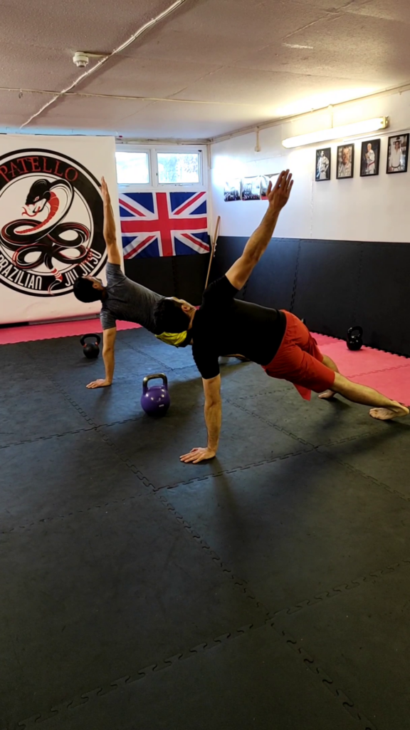 Press-up, plank and twist as part of the warm-up round